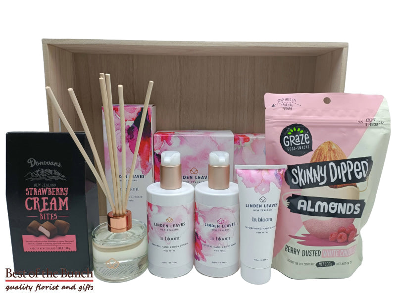 Gift box hand & body, beauty & skincare pamper package for her gift baskets for women delivery Wellington. Gift hamper hand & body, beauty & skincare pamper package for her pamper package gift hampers delivered same day Wellington & New Zealand wide order online. gift ideas for her shop online Same day delivery.