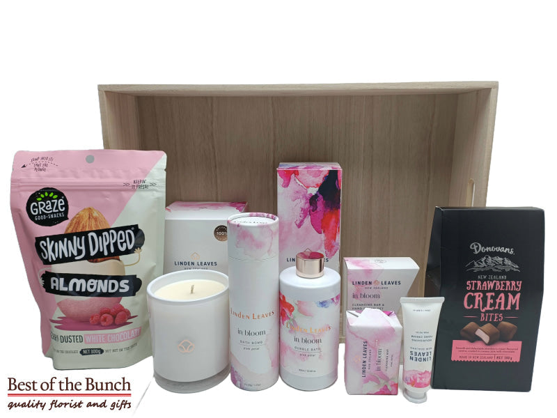 Gift box luxury bath & body, beauty & skincare pamper package for her gift boxes, gift baskets and hampers for women same day delivery Wellington. Gift basket luxury bath & body, beauty & skincare pamper package for her gift hampers delivered same day Wellington & New Zealand wide order online. gift ideas for her online